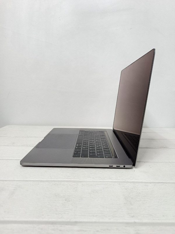 Ноутбук Apple MacBook Pro 15.4 Бат 4:30