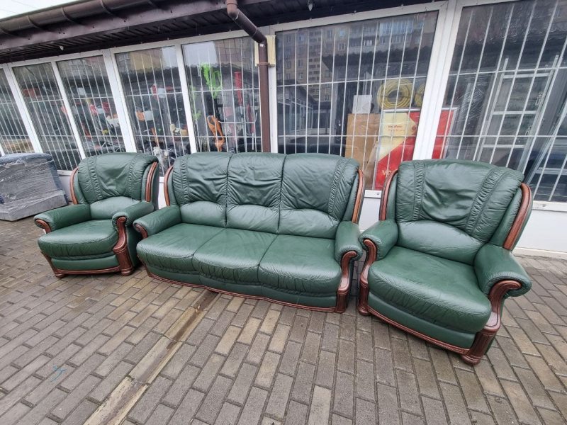 Комплект мебели диван тройка + два кресла кожаный зеленый