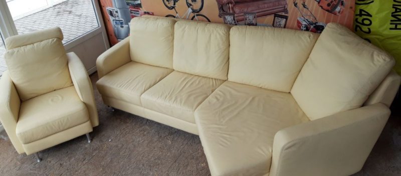 Комплект мебели угловой диван и кресло с подголовником кожаный бежевый