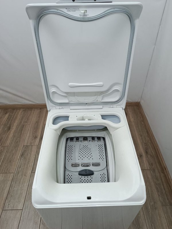 Вертикальна пральна машина Electrolux L47239