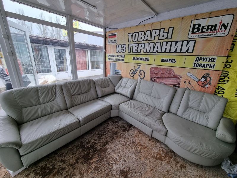 Угловой диван с подголовниками кожаный бежевый