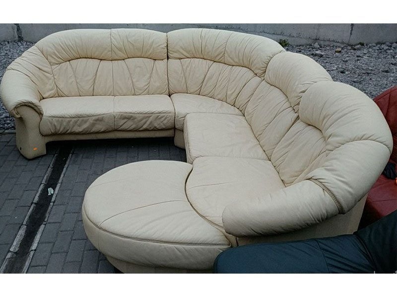 Комплект мебели угловой диван+пуф кожаный бежевый