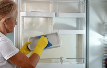 Как убрать запах в холодильнике
