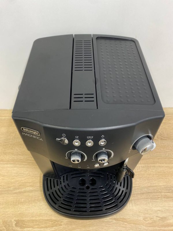 Кавоварка Delonghi Magnifica ESAM5708S 1350w sn 60424