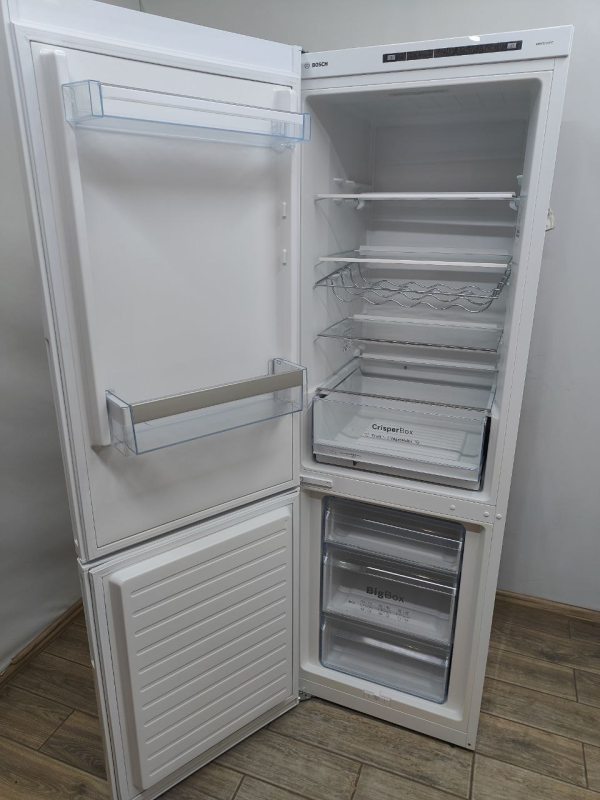 Холодильник двокамерний Bosch KGV36NW20 90W 215+94л sn 9212100268 n475